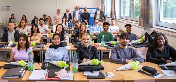 Die angehenden Pflegefachkräfte mit Klassenleiterin Tina Hesse, Schulleiterin Silke Steffl, Vorstand André Naumann, Pflegedirektor Jürgen Bacher und Pflegedienstleiter Michael Zehentner.