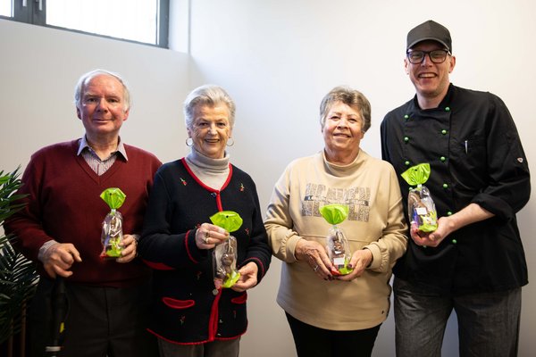 Dr. Franz Josef Knehler, Elke Hüls und Annemarie Bovensiepen vom Förderkreis zusammen mit Carsten Fleuren, Küchenleiter der Klinik Landshut-Mitte