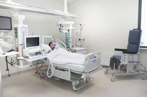 Blick in ein Intensivzimmer. 