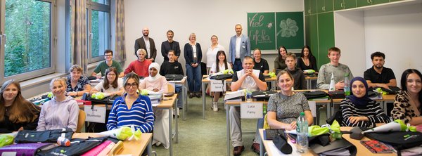 Die Klasse der Pflegefachhelfer mit Pflegedienstleiter Michael Zehentner, Pflegedirektor Jürgen Bacher, Schulleiterin Silke Steffl, Klassenleiterin Elisabeth Kaiser und Vorstand André Naumann.