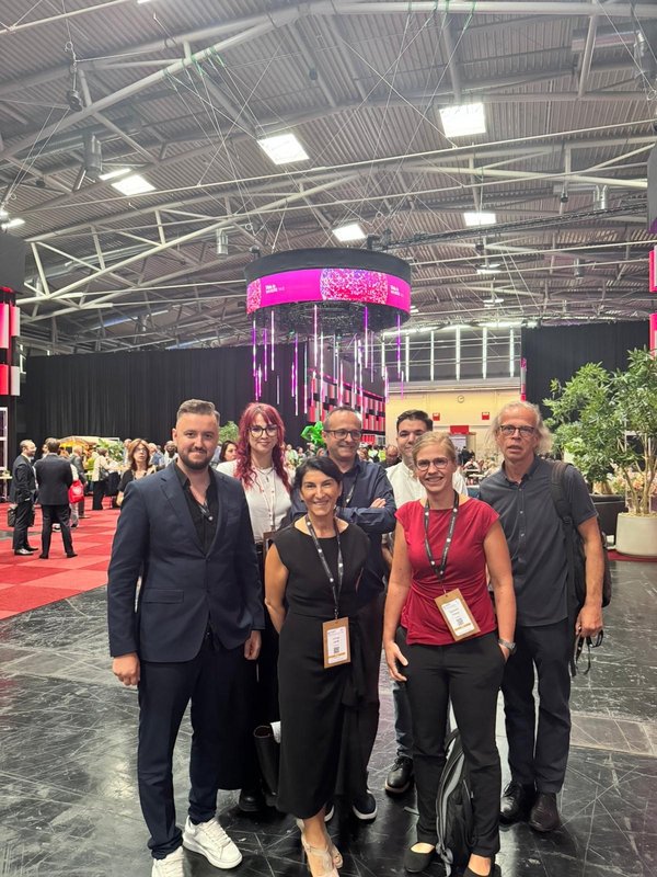 Gruppenfoto der sieben Experten der LA-Regio Kliniken in der Kongresshalle in München.