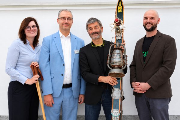 Ein besonderes Abschiedsgeschenk: Von seinen Mitarbeitenden erhielt Jürgen Bacher historische Skier aus seinem Geburtsjahr 1962. Gemeinsam bei der Verabschiedung (v. l.): Judith Angerer und André Naumann, Vorstände der LA-Regio Kliniken, Jürgen Bacher und Michael Zehentner, Pflegedienstleiter der Klinik Landshut-Mitte.