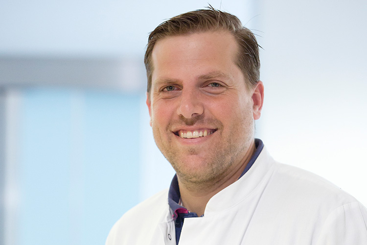 Porträt von Prof. Dr. Konstantin Holzapfel